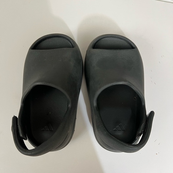 Yeezy Slides - Black 7K - Toddler - Picture 2 of 5